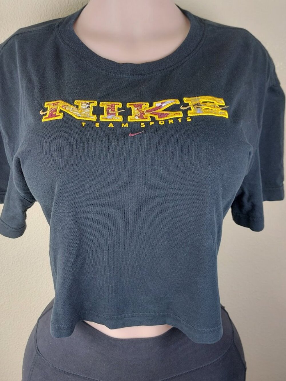 Nike Women's Black Flame Logo Crew Neck Short Sleeve Crop Top Size L - Picture 2 of 12